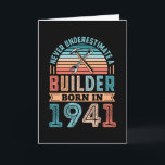 Tarjeta Builder born in 1941 80th Birthday Gift Building<br><div class="desc">Never underestimate a Builder born in 1941. Ideal 80th Birthday Gift for a 80 years old building construction worker,  carpenter,  joiner,  plasterer & roofer. For Men,  Women,  your dad on Father's Day.</div>