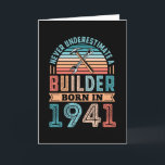 Tarjeta Builder born in 1941 80th Birthday Gift Building<br><div class="desc">Never underestimate a Builder born in 1941. Ideal 80th Birthday Gift for a 80 years old building construction worker,  carpenter,  joiner,  plasterer & roofer. For Men,  Women,  your dad on Father's Day.</div>