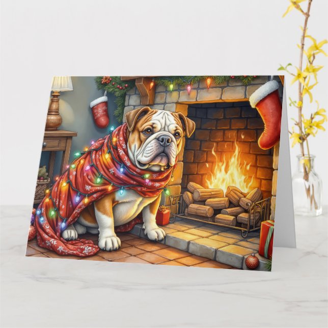 Tarjeta Bulldog Sitting by Fireplace with Christmas Lights (flor amarilla)