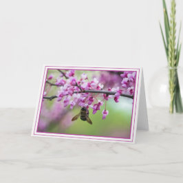 Tarjeta Bumblebee en flores Redbud