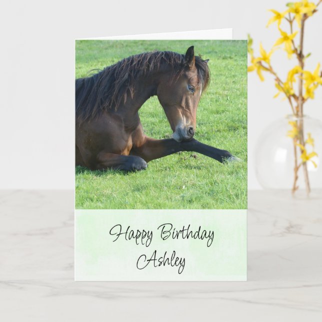 Tarjeta Caballo marrón bonito sentado en el cumpleaños de  (flor amarilla)