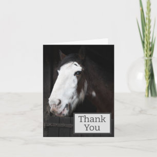 Tarjeta Caballo marrón en granja feliz doblado gracias