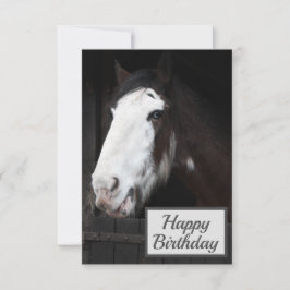 Tarjeta Caballo marrón en la carta de cumpleaños feliz de 