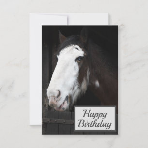 Tarjeta Caballo marrón en la carta de cumpleaños feliz de 