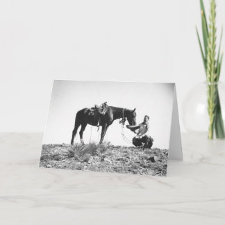 Tarjeta Caballo que come de un gorra de vaquero