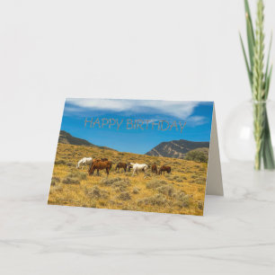 Tarjeta Caballos en el campo montañoso con montañas más al