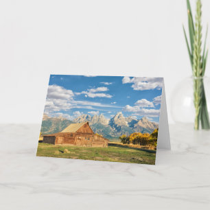 Tarjeta Cabaña de madera cerca de la cordillera