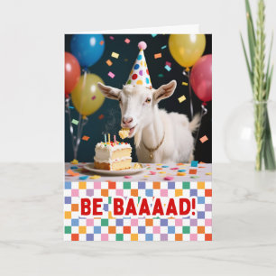 Tarjeta Cabra divertida comiendo pastel de cumpleaños
