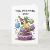 cacatú encaramado en globos de torta de cumpleaños