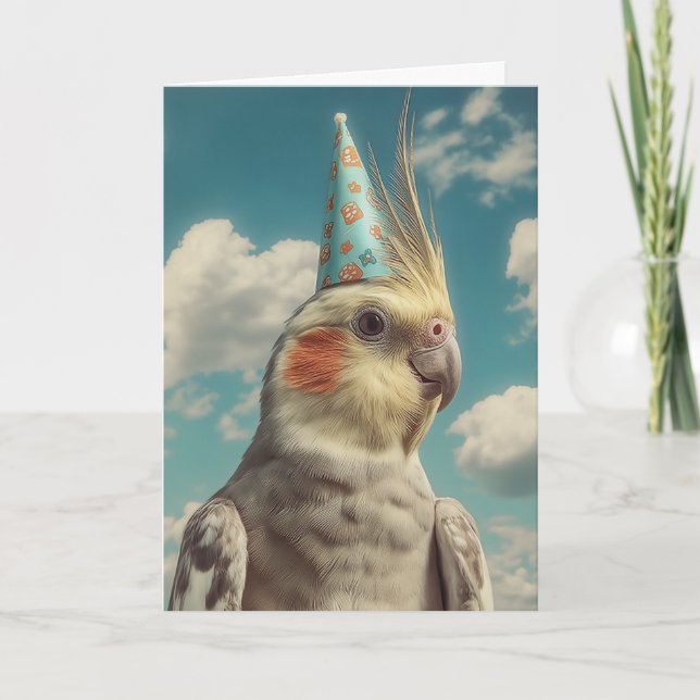 Tarjeta Cacatúa con sombrero de cumpleaños contra cielo az (Anverso)