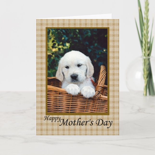 Tarjeta Cachorro feliz Día de la Madre en una canasta (Anverso)