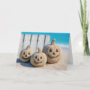 Tarjeta Calabazas de Halloween en la orilla del mar