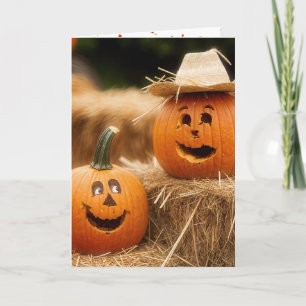 Tarjeta Calabazas de otoño felices en heno bales