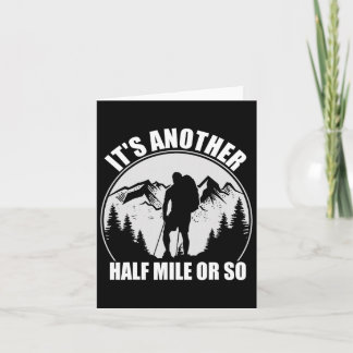 Tarjeta Caminando por la montaña es solo otro medio kilóme