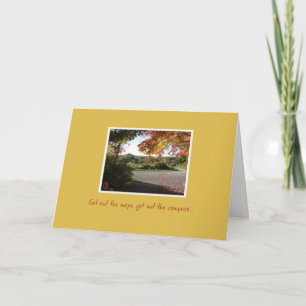 Tarjeta Camino campestre en otoño feliz cumpleaños