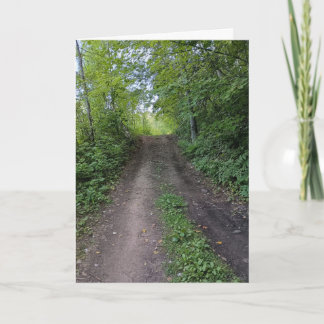 Tarjeta camino en bosque verde exuberante Feliz Cumpleaños