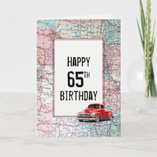 Tarjeta Camión retro rojo cumpleaños 65 en mapa