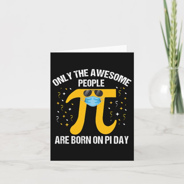Tarjeta Camiseta de cumpleaños con decoraciones nacidas el (Anverso)