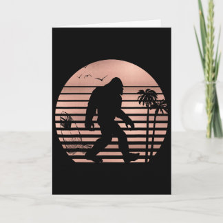 Tarjeta Camiseta divertida de Bigfoot Surfing para verano 