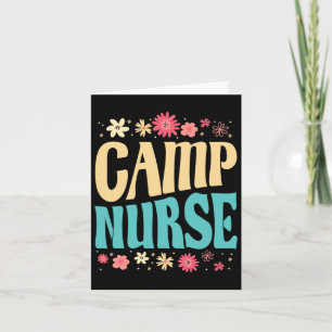 Tarjeta Campamento de enfermeras con ropa floral Camping r