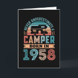 Tarjeta Camper nacido en 1958 70th Birthday Gift RV Campin<br><div class="desc">Nunca subestimes a un Camper nacido en 1958. Regalo de cumpleaños número 70 ideal para los aficionados a la automotriz y el camping de 70 años a los que les encanta acampar y viajar en su RV. Para hombres,  mujeres,  tu padre en el Día del Padre.</div>