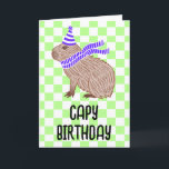 Tarjeta Capy Birthday Funny Capybara Lover Saludo<br><div class="desc">Una tarjeta divertida que muestra un ilustracion de un capibara usando un gorra de cumpleaños y una bufanda,  con el juego de palabras Capy Birthday debajo. El interior dice: "Te deseo un día especial lleno de todas las cosas que amas. ¡Feliz cumpleaños!"</div>