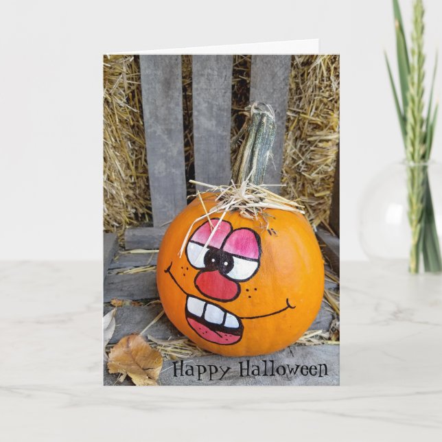 Tarjeta cara divertida en la calabaza pintada de Halloween (Anverso)
