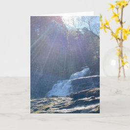Tarjeta Cascada, rocas y rayos de sol