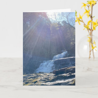 Tarjeta Cascada, rocas y rayos de sol