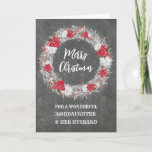 Tarjeta Chalkboard Godgirl y sus Navidades esposos<br><div class="desc">Feliz Navidad para la ahijada y la tarjeta de su marido con un patrón rústico de timbre y corona nevada con poinsettias.</div>