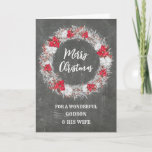 Tarjeta Chalkboard Godson y su esposa Feliz Navidad<br><div class="desc">Feliz Navidad para godson y su tarjeta de esposa con un patrón rústico de timbre de campo y corona nevada con poinsettias.</div>