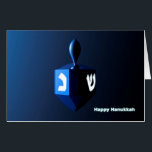 Tarjeta Chanukkah Dreidel<br><div class="desc">Un dreidel modernista,  metálico y azul sobre un fondo oscuro y nocturno. Dos de las letras hebreas encontradas en un dreidel,  una monja y un shin,  brillan brillantemente. El texto que dice "Feliz Hanukkah" también aparece en azul brillante y blanco.</div>