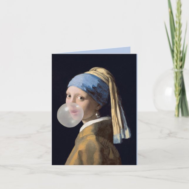 Tarjeta Chica con arete de perlas soplando un chicle de bu (Anverso)