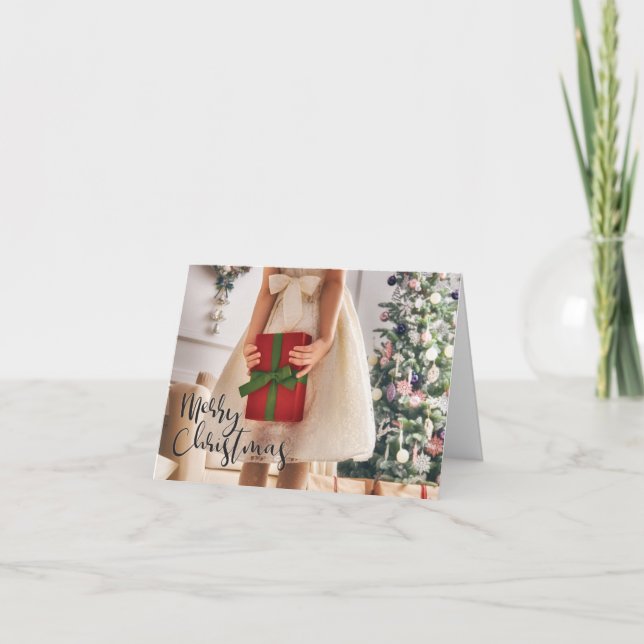 Tarjeta Chica con regalo envuelto en árbol de Navidad (Anverso)