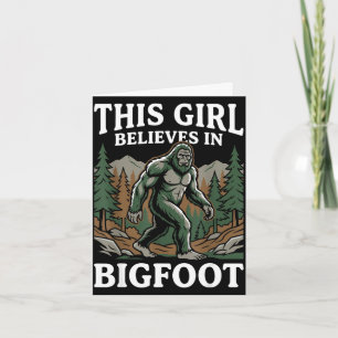 Tarjeta Chica creyente de Bigfoot sasquatch bosque críptid