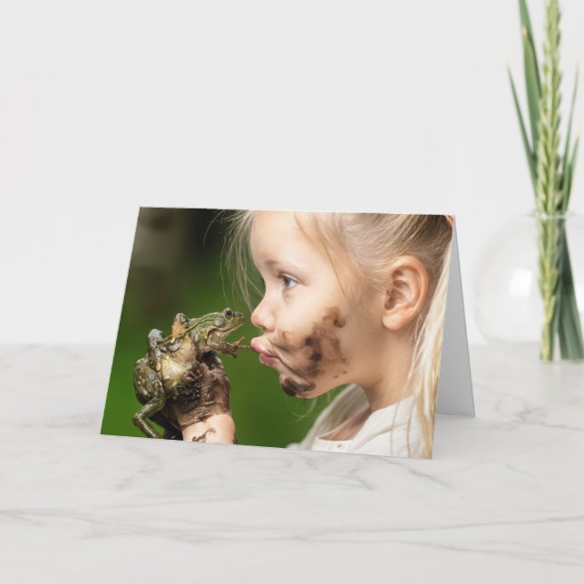 Tarjeta Chica de cumpleaños besando a una rana (Anverso)