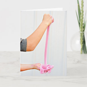 Tarjeta Chica de cumpleaños estirando baba rosa