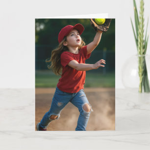 Tarjeta Chica de cumpleaños toma un softball