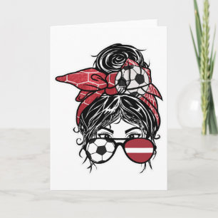 Tarjeta Chica de fútbol letón con el pelo en un moño desor