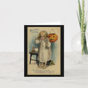 Tarjeta Chica de saludo de Halloween peinándose el cabello