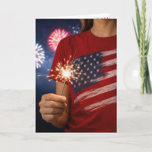 Tarjeta Chica del Día de la Independencia sosteniendo un b