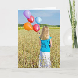 Tarjeta chica en campo de trigo con ramo de globo