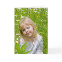 Chica en el campo de la margarita pensando en ti