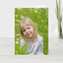 Tarjeta Chica en el campo de la margarita pensando en ti