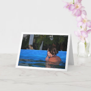 Tarjeta Chica en Piscina