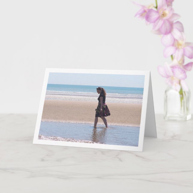 Tarjeta Chica en Skirt Walking on Beach (Orquídea)