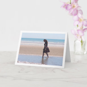 Tarjeta Chica en Skirt Walking on Beach