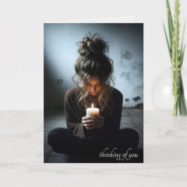 Tarjeta Chica en una habitación oscura