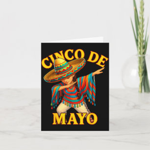 Tarjeta chica mexicana haciendo dabbing con poncho cinco d