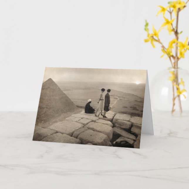 Tarjeta Chicas de tambores salen de la pirámide Khufu, Egi (flor amarilla)